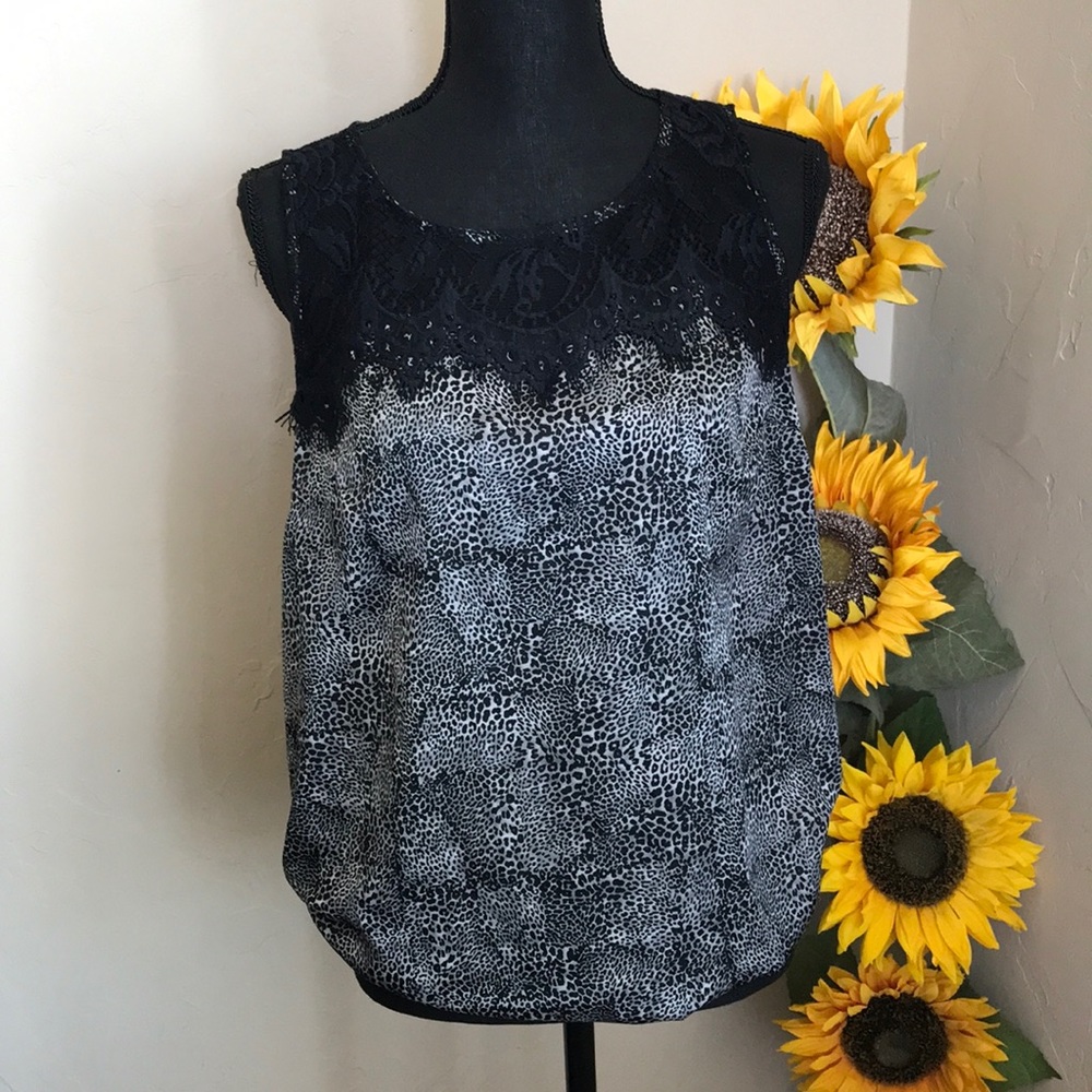 Dana Buchanan top Size Medium